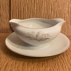 Golden Rhapsody, Gravy boat, attached under plate